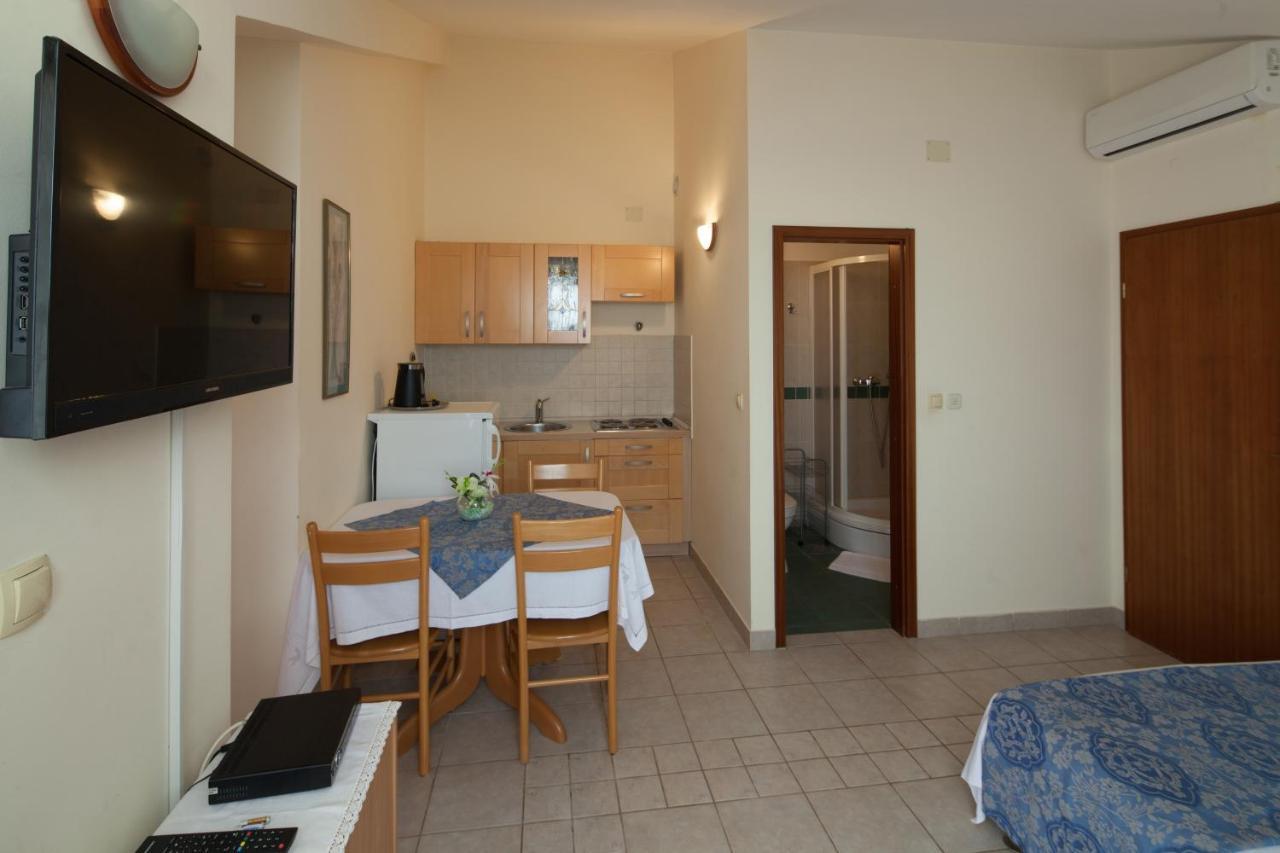Apartments By The Sea Bilo, Primosten - 4191 מראה חיצוני תמונה