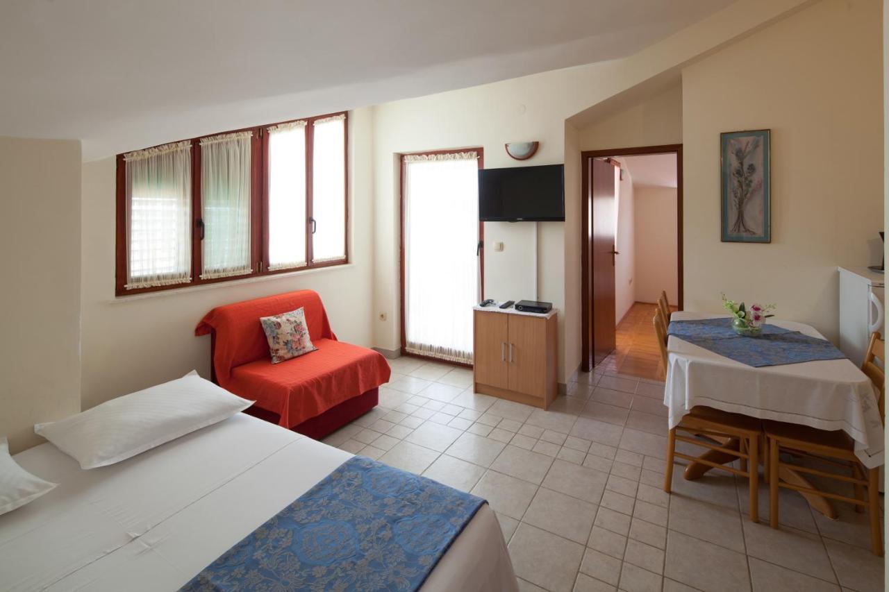 Apartments By The Sea Bilo, Primosten - 4191 מראה חיצוני תמונה